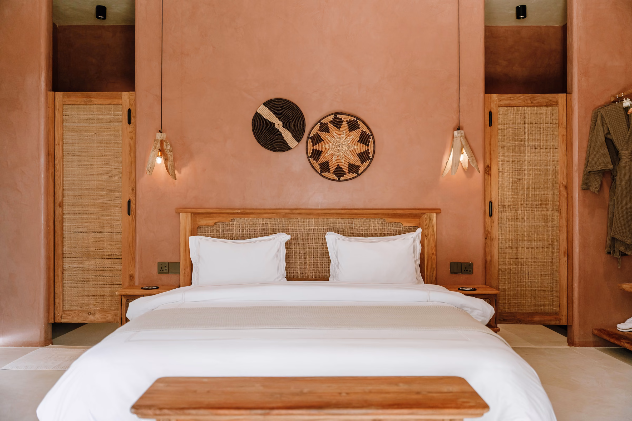 Parede da cama com armários de palhinha do piso ao teto