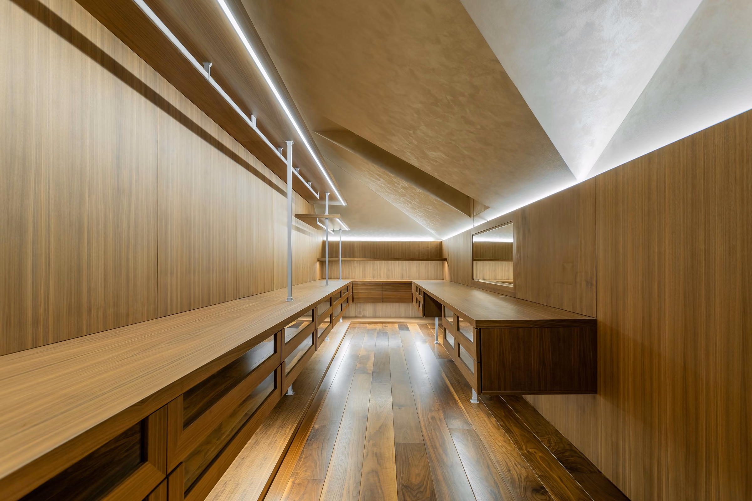 Closet com bancada suspensa de nogueira e espelho